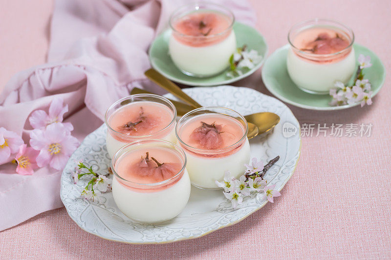 Beautiful cherry blossom-flavoured desserts – panna cotta with jelly on the top